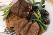 Recette de Braisé de boeuf au vin rouge et aux pruneaux   